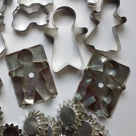 VTG Tin Metal Cookie Cutters Farmhouse Christmas Lot of 20 Tart Tins Soldered - Picture 5 of 15